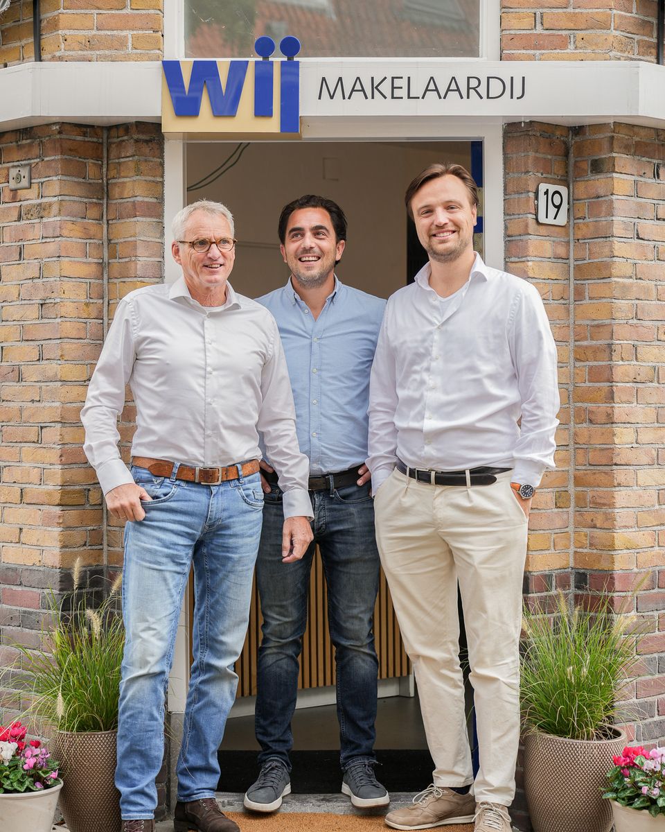 Makelaars Kyras Dimitopoulos, Arnoud Jonkers en Gerrit-Jan van der Sluijs voor het kantoor van Wij Makelaardij