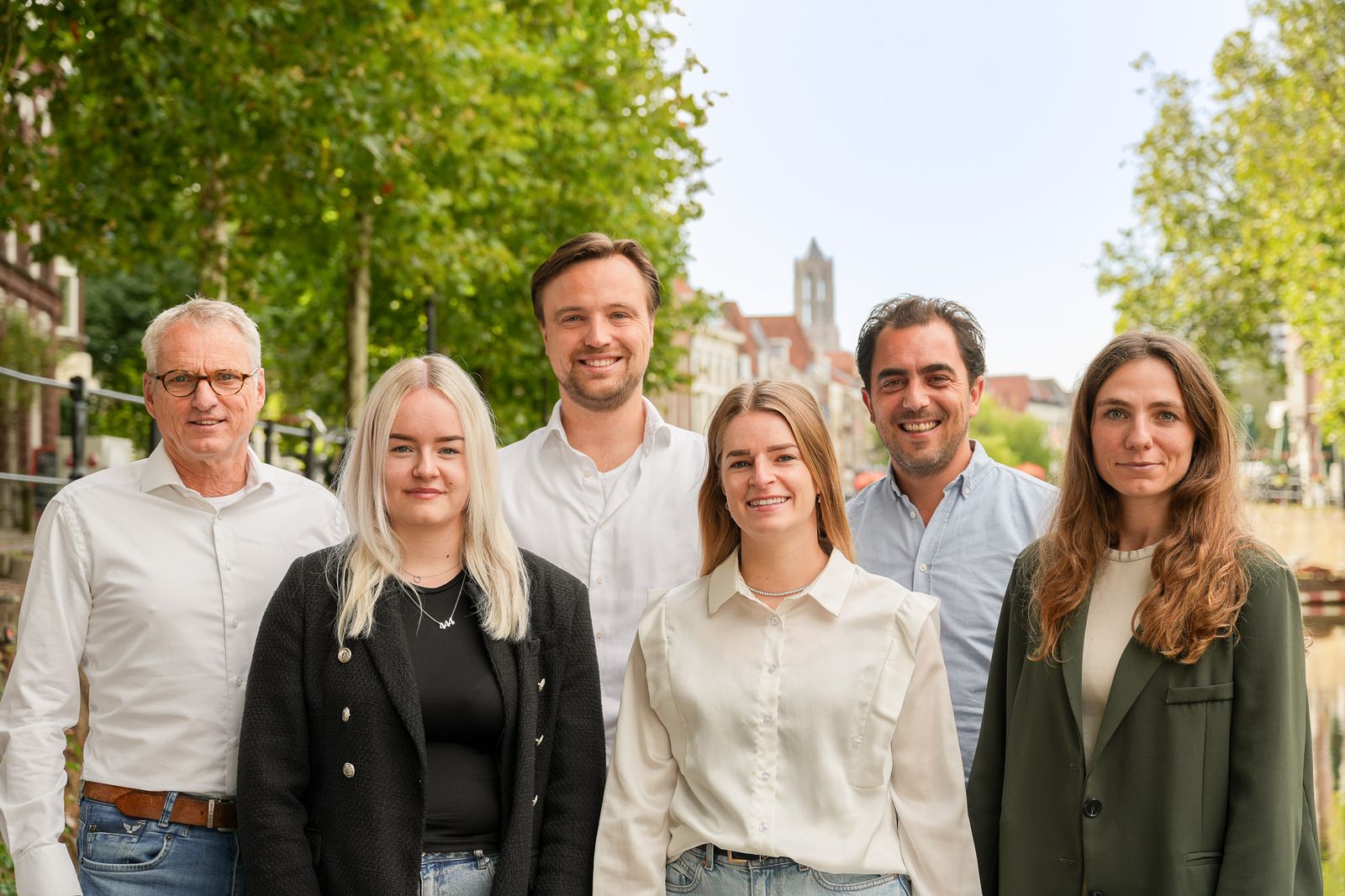 Het team van Wij Makelaardij: Kyras Dimitopoulos, Arnoud Jonkers, Gerrit-Jan van der Sluijs, Lieke, Romy en Julia-Marije