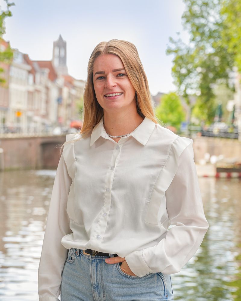 Romy, binnendienstmedewerker en styliste bij Wij Makelaardij